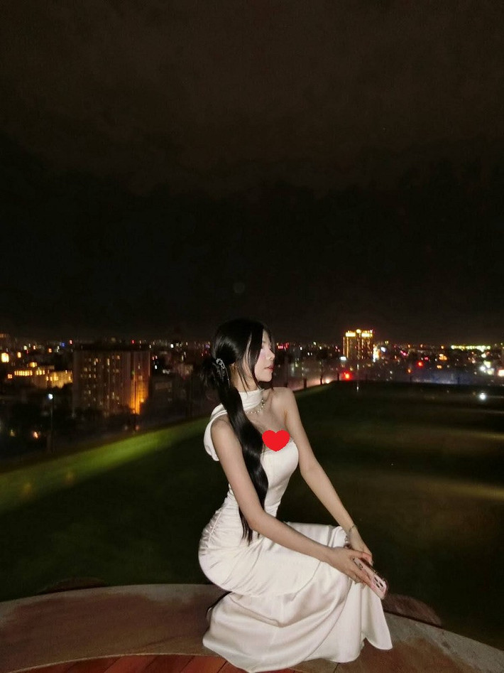 Mới đây, Mai Dora khiến mạng xã hội bùng nổ khi xuất hiện trong bộ váy khoét tinh tế, khoe trọn đường cong và thần thái “cực phẩm”.