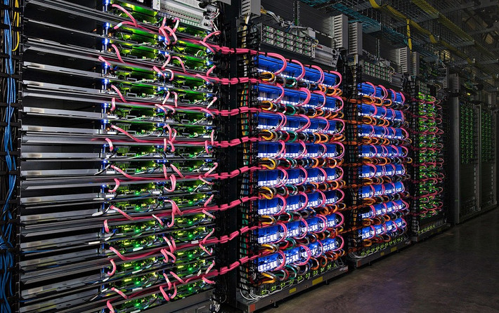 Nguyên nhân xuất phát từ việc nhu cầu TPU tăng vọt, trong khi nguồn cung HBM trên toàn cầu gần như đã bị khóa cứng.