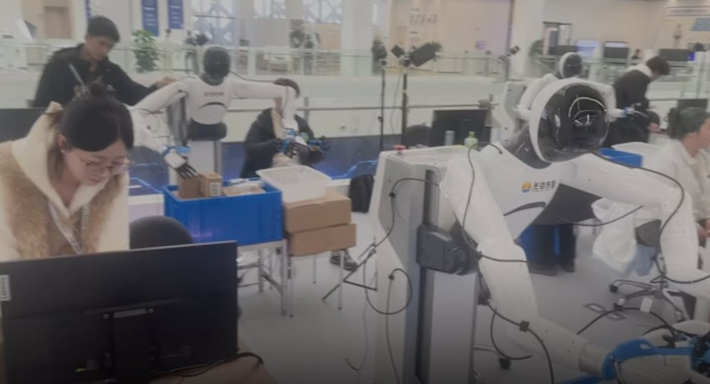 Những dữ liệu này sau đó được dùng để huấn luyện các mô hình trí tuệ nhân tạo, giúp robot học cách thực hiện thao tác giống con người.