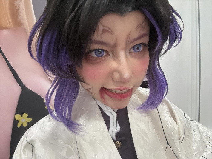 Cô sử dụng chính những tranh luận để duy trì sự chú ý và phát triển thương hiệu cá nhân.