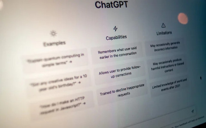 Nhiều người dùng thử hỏi giờ và nhận được câu trả lời sai lệch đến khó tin.