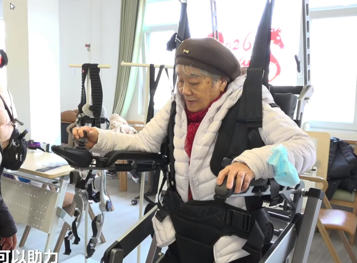 Ngoài chăm sóc sức khỏe, robot còn chơi cờ, pha trà, tạo hoạt động giải trí nhẹ nhàng cho các cụ.