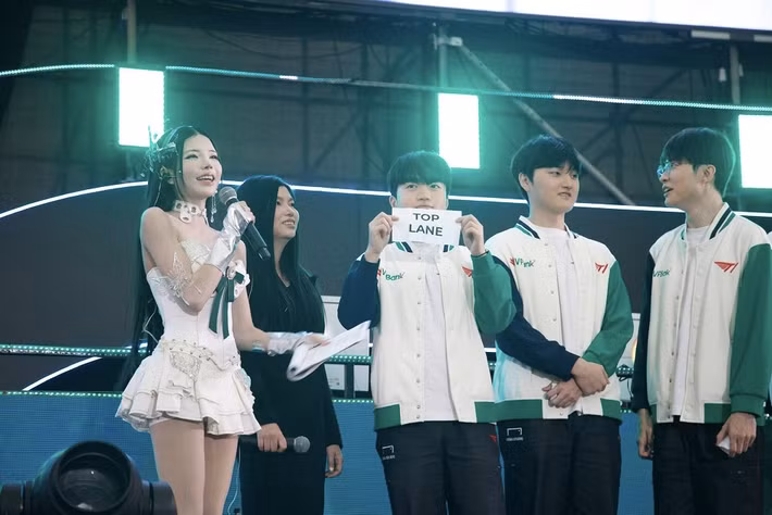 Dù không còn làm MC VCS, Mai Dora vẫn sở hữu độ phủ sóng cao trong cộng đồng LMHT, trở thành người duy nhất “về đích” trong bộ ba năm ấy.