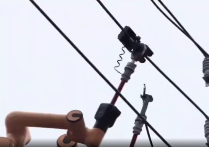 Đây là công việc vốn được coi là “tử thần rình rập” với thợ điện vì nguy cơ giật chết người.