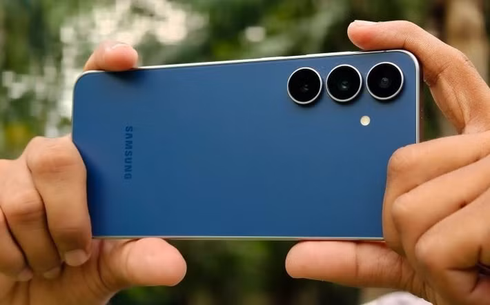 Camera selfie góc rộng và cảm biến hiện đại là điều cần thiết trong thời đại mạng xã hội.