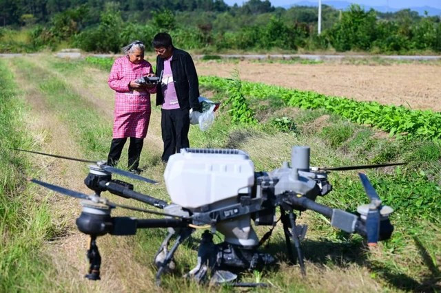 Những khoảnh khắc bà ngoại điều khiển drone đã được cháu trai chia sẻ lên Douyin và nhanh chóng thu hút hơn 210.000 người theo dõi.
