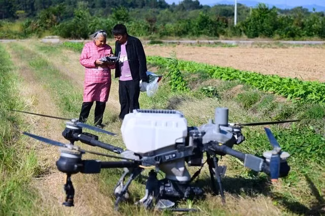 Những khoảnh khắc bà ngoại điều khiển drone đã được cháu trai chia sẻ lên Douyin và nhanh chóng thu hút hơn 210.000 người theo dõi.