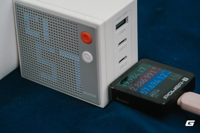 Nhờ đó, Pixel 140 nhỏ hơn nhiều so với các củ sạc 140W truyền thống nhưng vẫn hiệu quả.(Ảnh: Genk)