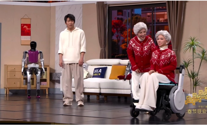 Robot “bà ngoại” với biểu cảm giống người thật cũng chỉ là kết quả của dữ liệu được lập trình trước. (Ảnh: Cailian)