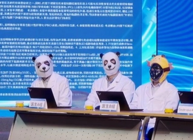 Hội nghị AI Y khoa Pujiang tại Thượng Hải chứng kiến màn đối đầu hiếm có giữa bác sĩ và AI.