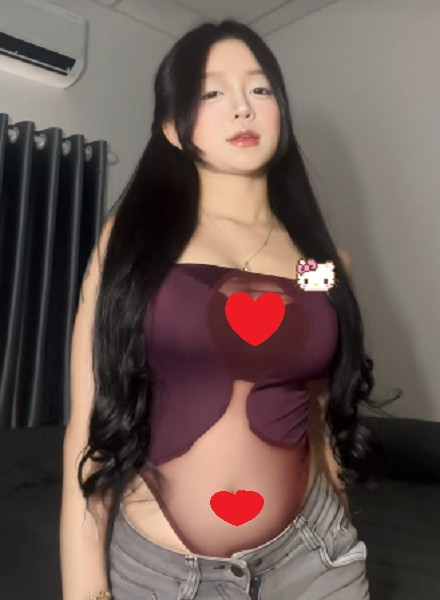 Outfit casual xinh xắn khiến cô nàng vừa dễ thương vừa gợi cảm trong khung hình.