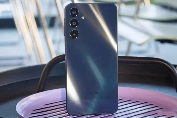 Với phân khúc giá rẻ, các mẫu như Moto G hay Galaxy A16 đáp ứng tốt nhu cầu cơ bản.