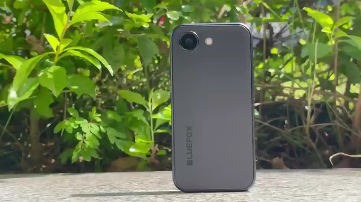 Với mức giá khoảng hơn 3 triệu đồng, Bluefox NX1 là lựa chọn hiếm hoi cho người cần điện thoại Android nhỏ gọn hoặc máy phụ bền bỉ.