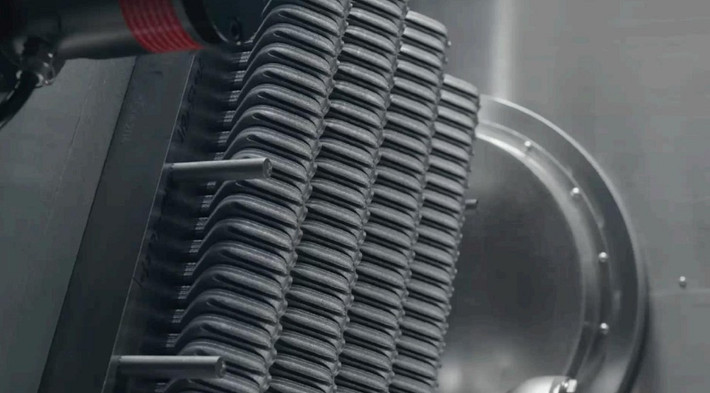 Quy trình in mất 20 giờ với hơn 900 lớp vật liệu, tạo nên khung vỏ bền chắc và tinh xảo.