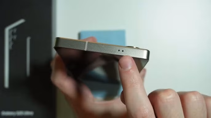 Nếu sử dụng ốp lưng không chuẩn che kín các lỗ này, chất lượng cuộc gọi có thể bị ảnh hưởng nghiêm trọng do hệ thống khử nhiễu không hoạt động hiệu quả.