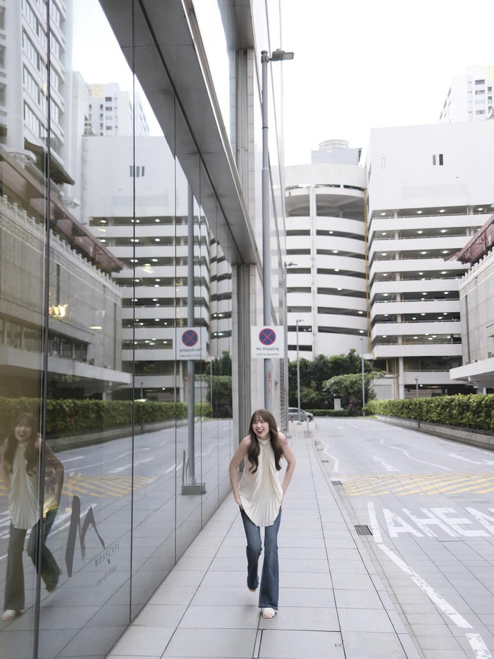 Phong cách trang điểm nhẹ nhàng cùng trang phục đơn giản giúp cô ghi điểm với hình ảnh trẻ trung, ngọt ngào.