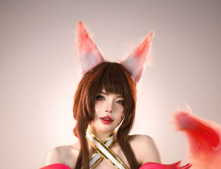 Trong trang phục tỉ mỉ, Mai Dora khoe thần thái sắc sảo cùng chiếc đuôi hồng nổi bật.