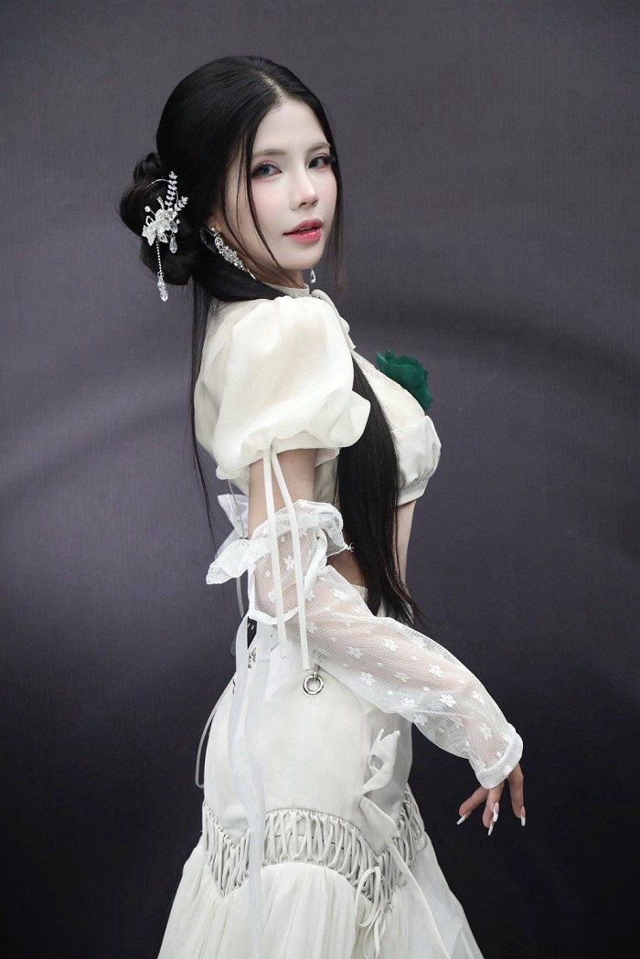 Màn bắt trend này giúp cô nàng vừa giữ được hình ảnh sang chảnh, vừa khoe trọn nét quyến rũ đặc trưng.