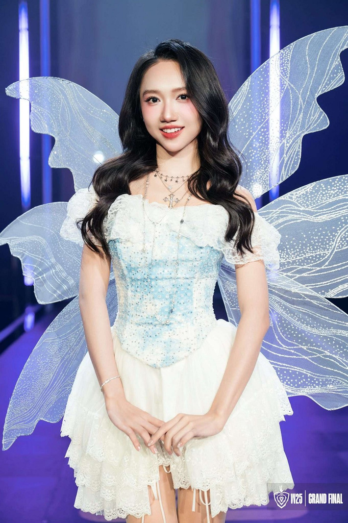 MC Như Bình hóa thân thành “tiên nữ sân khấu” với bộ cánh trắng lấp lánh, chiếm trọn spotlight.