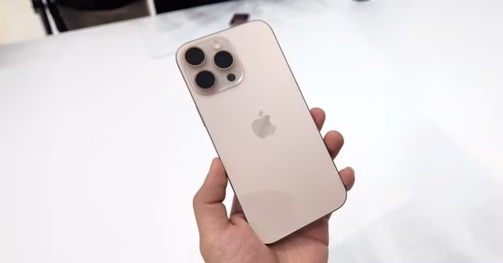 Các chuyên gia cho rằng nguyên nhân có thể đến từ sự thay đổi áp suất cabin, khiến khí bên trong pin lithium-ion giãn nở.