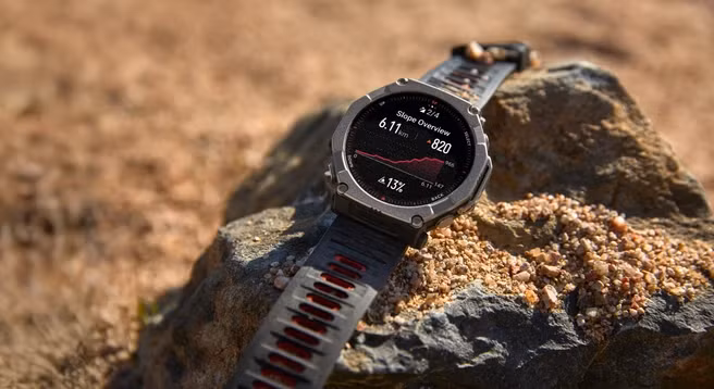 Điểm đáng chú ý nhất là viên pin 870 mAh cho thời gian sử dụng lên tới 30 ngày, hơn 50 giờ GPS liên tục, đi kèm các tính năng như đèn pin, SOS khẩn cấp và khả năng chống nước 10ATM phục vụ cả lặn chuyên dụng.