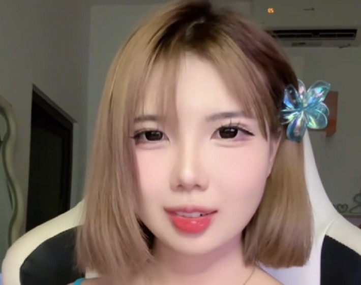 Diện váy ôm sát tôn dáng cùng layout trang điểm nhẹ nhàng, cô nàng khiến fan “đổ gục”.