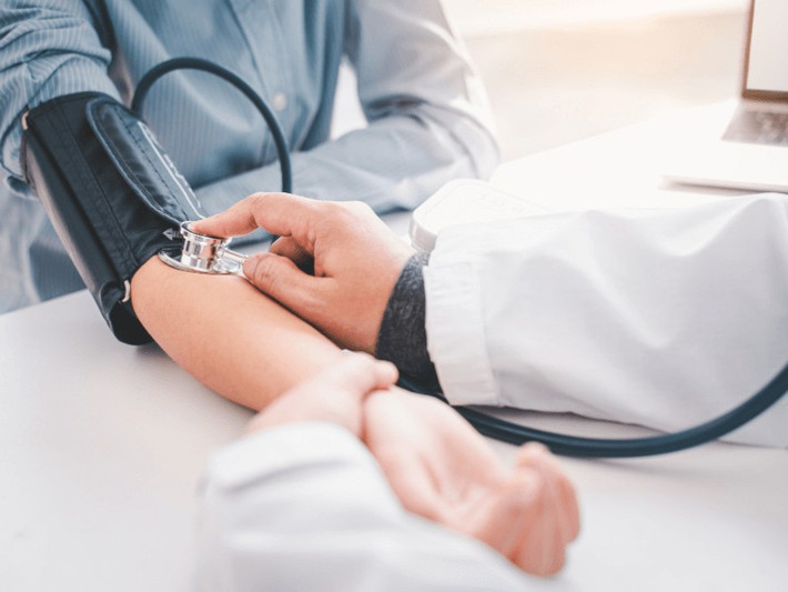 Các chuyên gia nhấn mạnh Apple Watch là công cụ hỗ trợ phát hiện sớm, nhưng người dùng vẫn cần thăm khám bác sĩ để được chẩn đoán chính xác.