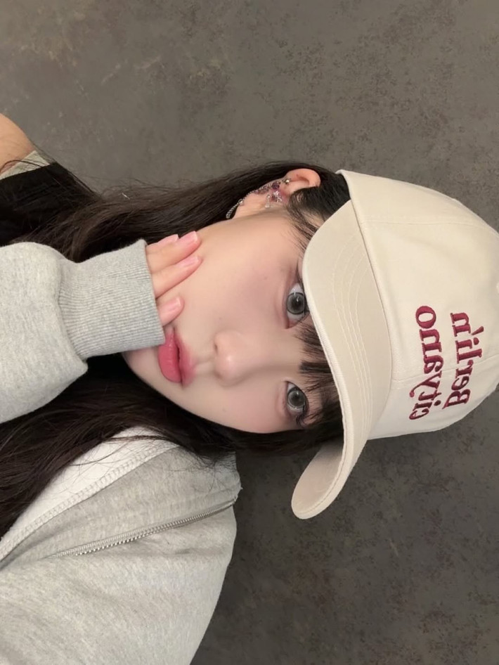 Cô gái sinh năm 1998 thu hút người xem bằng các video đi bộ hằng ngày, được quay từ một góc máy đặc trưng khó trộn lẫn.