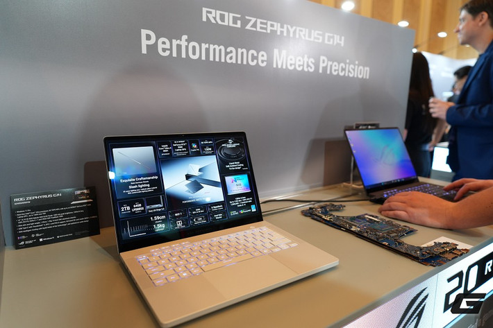 Nhân kỷ niệm 20 năm đổi mới, ASUS ROG mang tới CES 2026 loạt laptop gaming thể hiện rõ triết lý hiệu năng đỉnh cao trong thiết kế tinh gọn. (Ảnh: Genk)