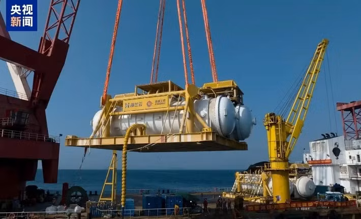 Việc “nhấn chìm” hạ tầng AI xuống đáy biển cũng mang lại lợi ích cực lớn về không gian và tài nguyên khi hệ thống giúp tiết kiệm hơn 90% diện tích đất liền đồng thời không cần dùng nước ngọt để làm mát, yếu tố đặc biệt quan trọng với các đô thị ven biển đông đúc và khan hiếm tài nguyên như Thượng Hải. (Ảnh: CCTV)