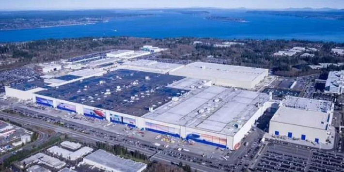 Tòa nhà lớn nhất thế giới không phải cung điện hay sân vận động, mà là nhà máy Boeing Everett Factory ở bang Washington, Mỹ.