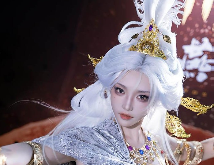 Bộ trang phục ánh bạc lộng lẫy cùng vương miện vàng càng khẳng định thần thái quyền lực.