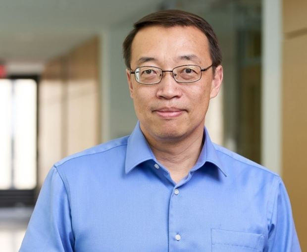 Xu sinh năm 1983 tại Trung Quốc, từng kinh doanh thương mại điện tử trước khi lập Shein.