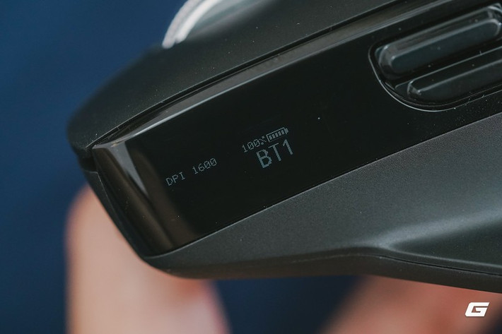 Chuột sở hữu thiết kế công thái học cho tay phải, trọng lượng 97 gram, cho cảm giác cầm chắc tay và hạn chế mỏi khi sử dụng liên tục nhiều giờ.(Ảnh: Genk)