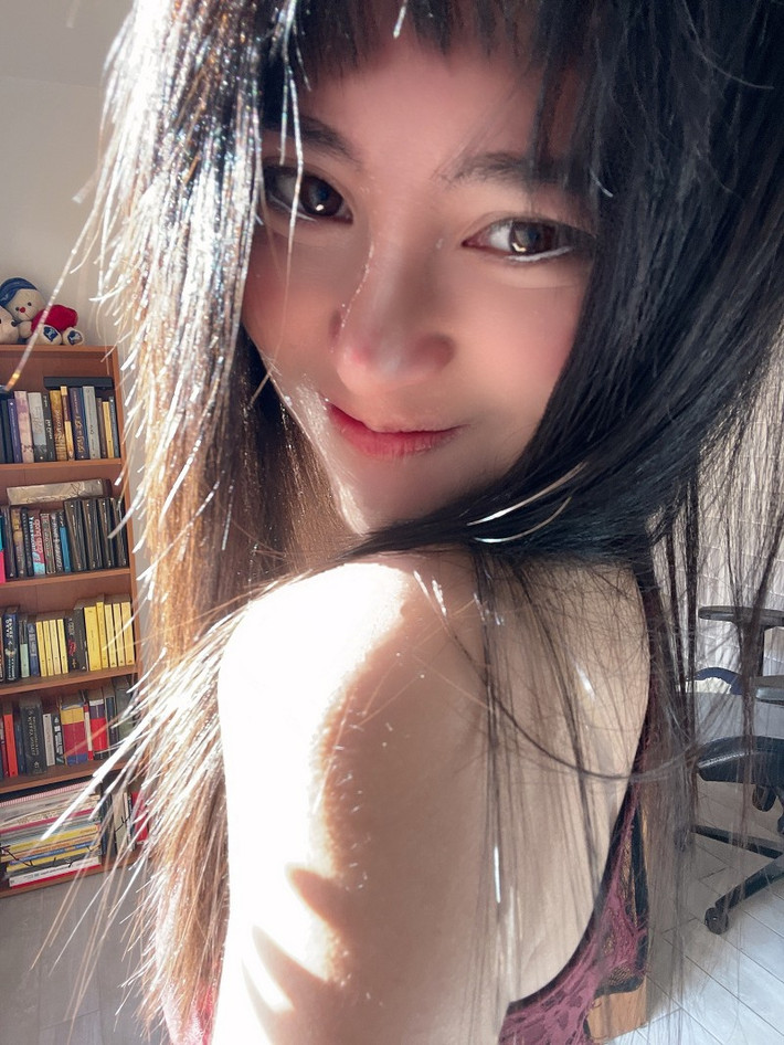 Nhan sắc sắc nét, nụ cười rạng rỡ giúp Candy Grace luôn nổi bật trong mọi lần xuất hiện.