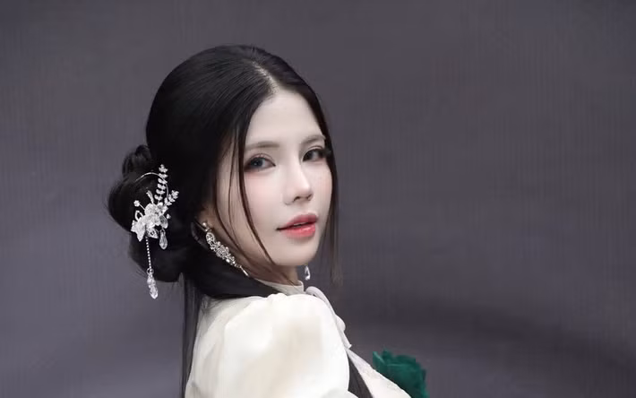 Không ít fan hài hước gọi tên BLV Văn Tùng, cho rằng nhan sắc của Mai Dora ngày càng thăng hạng kể từ khi về chung một nhà.