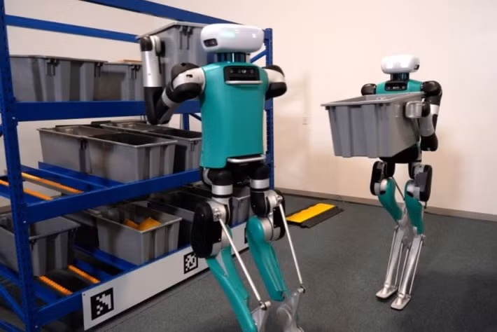 Tuy nhiên, giới chuyên gia cảnh báo thị trường lao động toàn cầu sẽ bị tái cấu trúc mạnh khi robot dần thay thế nhân công giá rẻ.