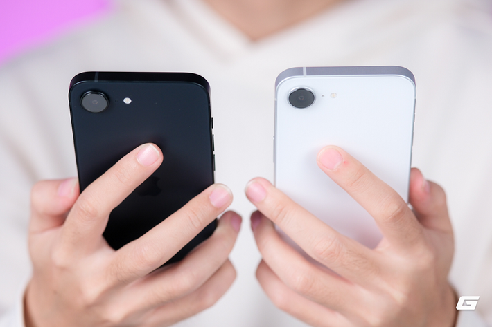 Phiên bản Đen và Trắng vẫn mang phong cách tối giản quen thuộc.(Ảnh: Genk)