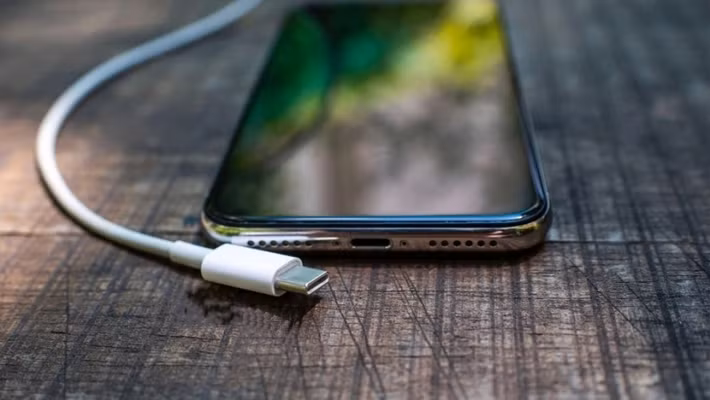 Cổng USB trên điện thoại hỗ trợ sạc pin, truyền dữ liệu và kết nối nhiều phụ kiện khác.