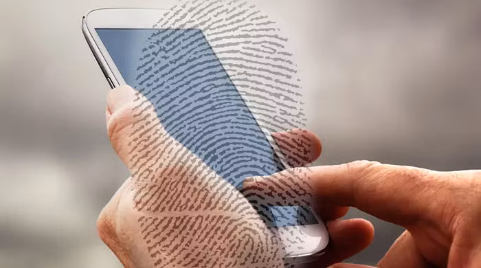 Không chỉ vậy, trong các tình huống đời thường như ngủ say hoặc mất cảnh giác nơi công cộng, kẻ xấu hoàn toàn có thể lợi dụng để mở khóa điện thoại bằng chính ngón tay của người dùng.