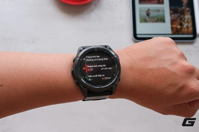 Điểm nhấn đặc biệt là tính năng thanh toán MoMo ngay trên đồng hồ, không cần mang ví hay điện thoại.(Ảnh: Genk)