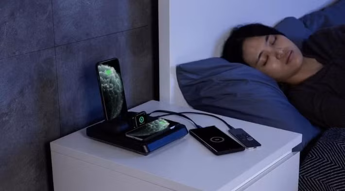 Tuy nhiên, các chuyên gia cho biết điều này không có nghĩa việc sạc điện thoại qua đêm là hoàn toàn vô hại, bởi khi pin được duy trì ở mức đầy trong nhiều giờ, hệ thống vẫn liên tục thực hiện các chu kỳ "sạc nhỏ giọt" để giữ dung lượng gần 100%, quá trình này có thể tạo thêm nhiệt và khiến các tế bào pin phải chịu áp lực hóa học, từ đó làm tăng tốc độ lão hóa của pin theo thời gian.