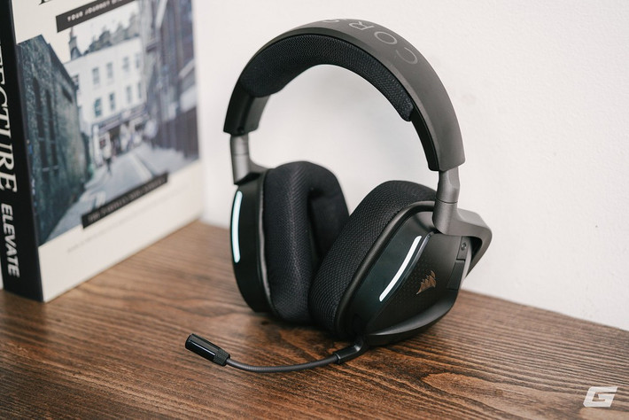 Tai nghe giữ thiết kế over-ear góc cạnh, phối màu đơn giản nhưng vẫn nổi bật với dải đèn LED.(Ảnh: Genk)