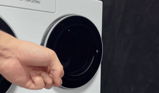 Sản phẩm thuộc thương hiệu Leader gây ấn tượng với thiết kế ba lồng giặt xếp tầng, gợi hình ảnh chuột Mickey ngay từ cái nhìn đầu tiên.