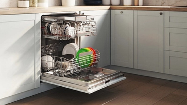 Các dòng máy tầm trung thường dùng sấy ngưng tụ và hé cửa tự động, bạn cần mở cửa sau khi rửa để tránh sốc nhiệt.