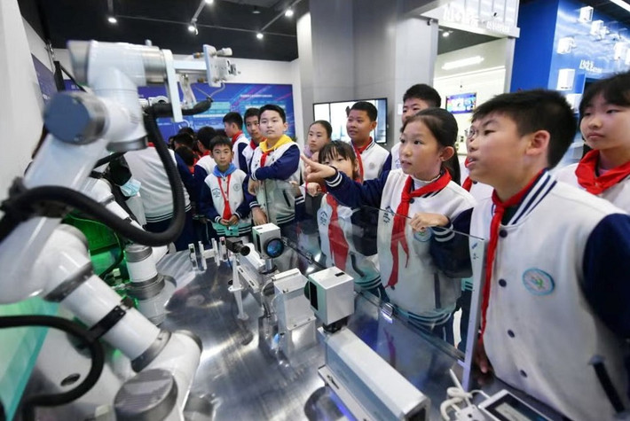 Thay vì tập trung vào một vài tập đoàn lớn, Bắc Kinh xây dựng mạng lưới AI quy mô quốc gia.