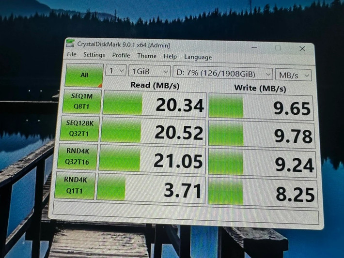 Tuy nhiên, trong quá trình sử dụng, tốc độ đọc ghi của ổ chỉ tương đương USB 2.0, quá thấp so với một SSD cao cấp.