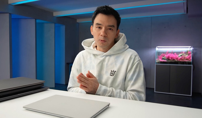 Trong một video mới, YouTuber công nghệ Dave2D cho rằng Microsoft đang tự tay làm xấu trải nghiệm laptop Windows.