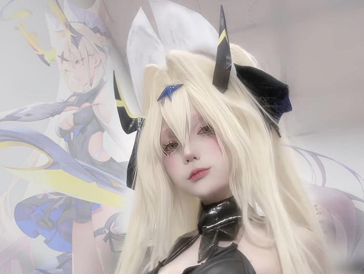 Từ ánh mắt, thần thái cho đến từng chi tiết bộ giáp tối màu, cô nàng đều tái hiện chân thực và sống động.