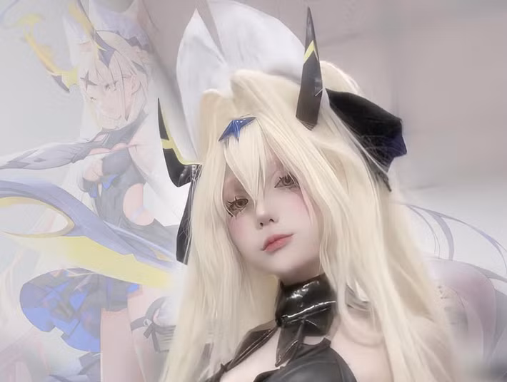 Từ ánh mắt, thần thái cho đến từng chi tiết bộ giáp tối màu, cô nàng đều tái hiện chân thực và sống động.